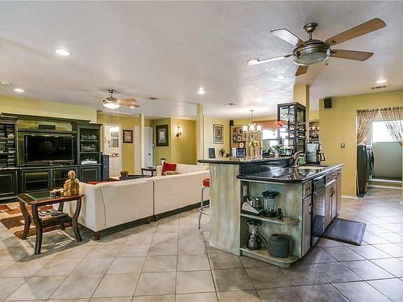 4th image of 302 W Red Bird Ln