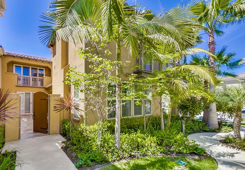 Lush Front Lancscaping!