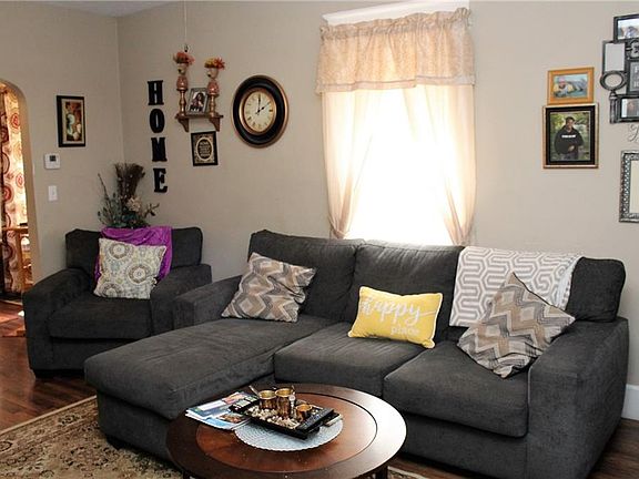 3rd image of 1147 W 22nd St