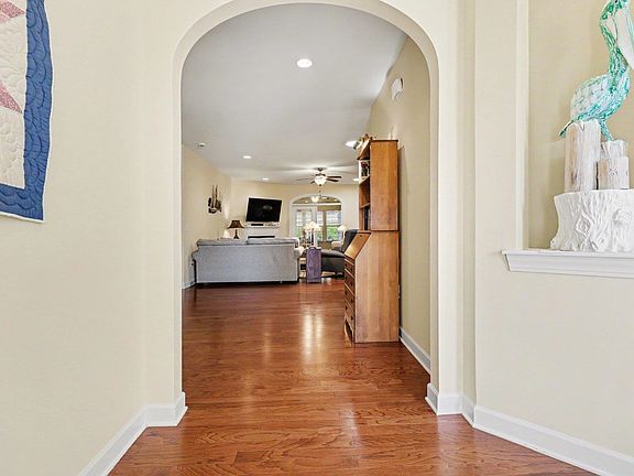 5th image of 916 Ashbourn Ct.