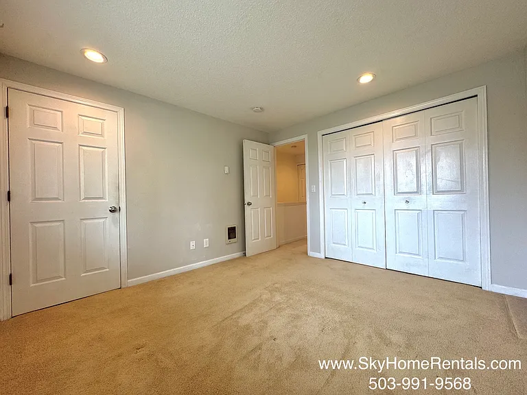 2160 Maplewood Dr S — Photo 10