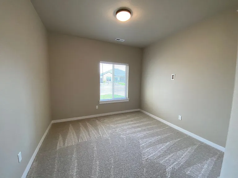 909 Durham Ave — Photo 9
