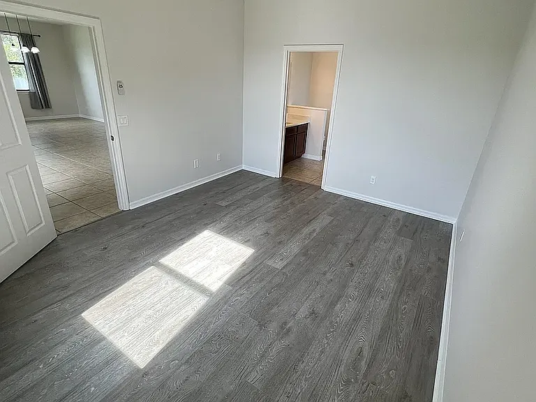 511 NE 19th Pl — Photo 8