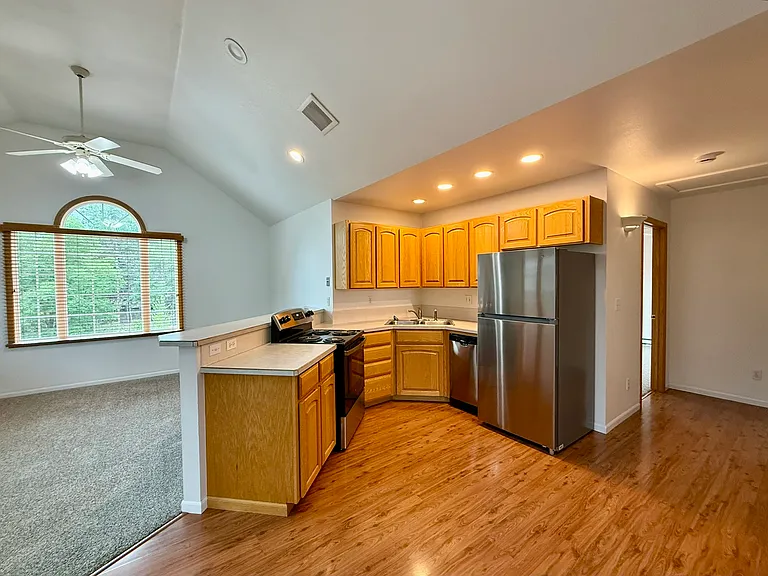 415 Mason Ct #2B — Photo 3