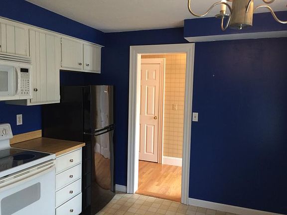 3rd image of 32 Fairway Cir