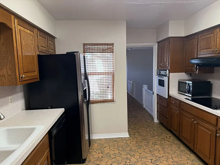 914 Homewood Dr — Photo 16