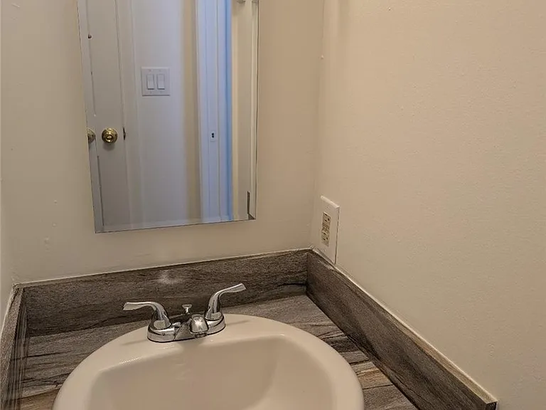 1318 SE 40th Ter #4 — Photo 8