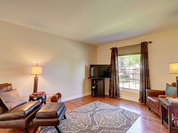 5th image of 808 S Sheridan Dr