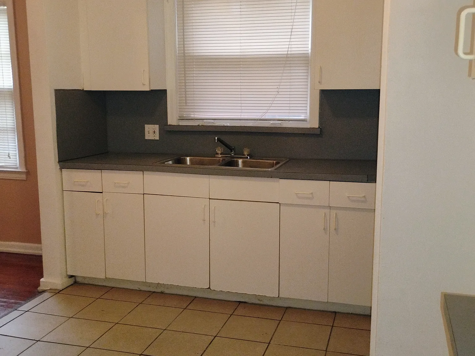 3 bed, 1100 sqft, $1,300 — Photo 4