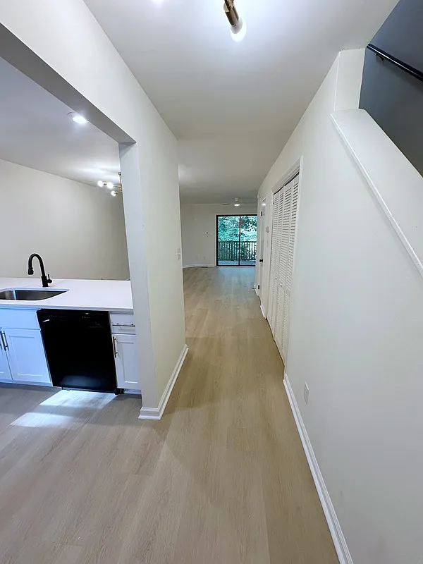 2 bed, 1.5 bath, 1077 sqft, $1,695 — Photo 2