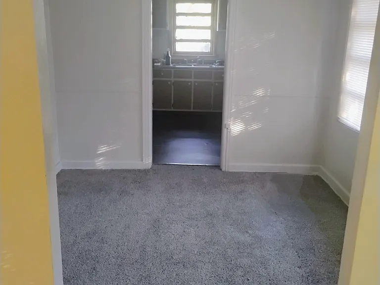 912 Carver St — Photo 2