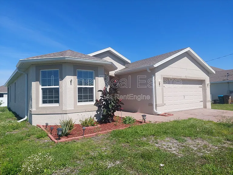 326 SW 24th Pl — Photo 2