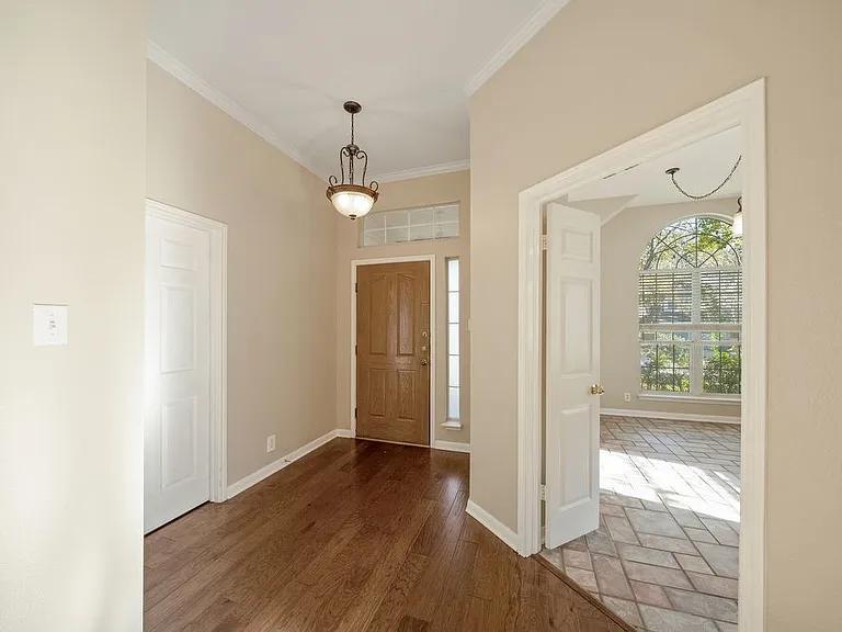8218 Parkland Hills Dr — Photo 6
