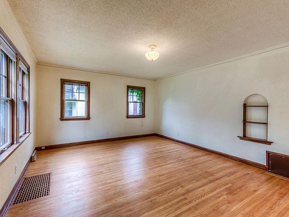 4th image of 3842 Queen Ave N