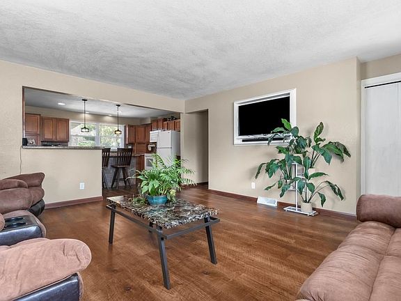 4th image of 820 W 17th Ave