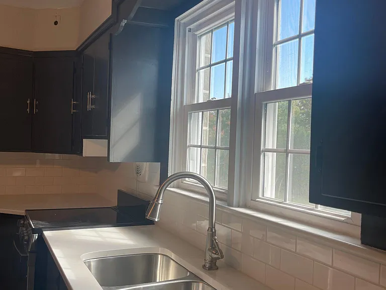 Modern Large Eat in Kitchen
