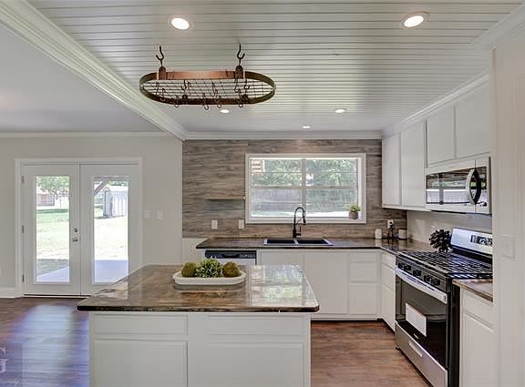 3rd image of 8475 Parkdale Dr