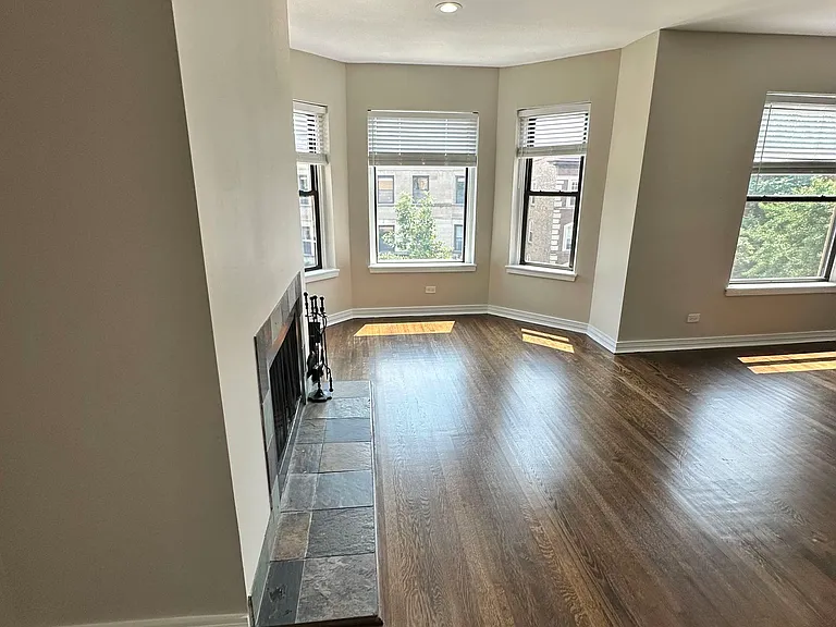 920 W Belle Plaine Ave — Photo 2