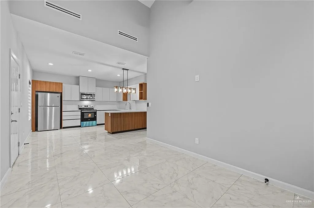 2 bed, 2.0 bath, 884 sqft, $1,250 — Photo 4