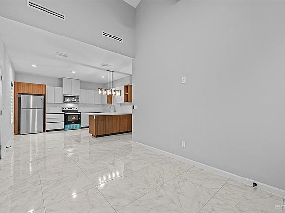 4th image of 901 W 8th St #4