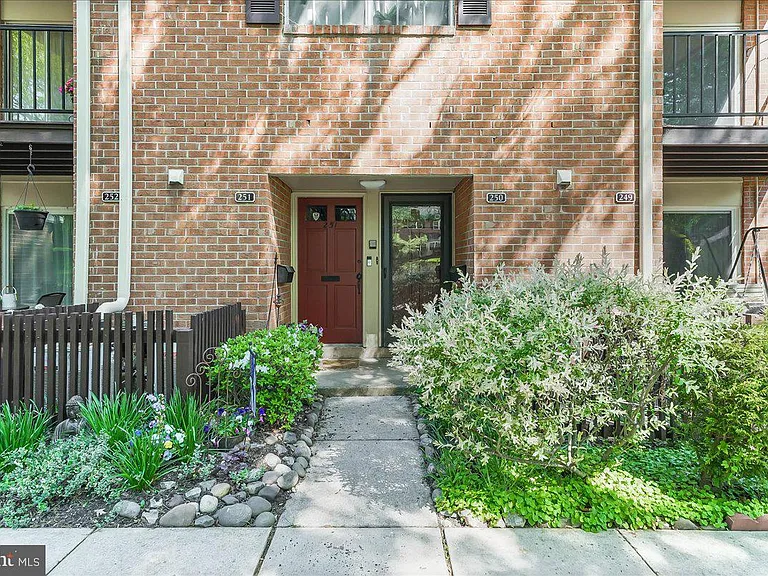 250 Old Forge Xing #250 — Photo 3