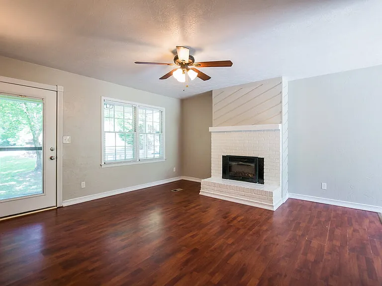155 Sunny Ln — Photo 3