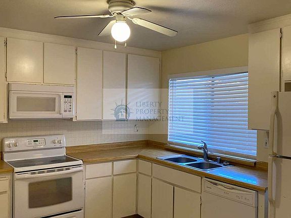 2nd image of 2209 Banyan Way