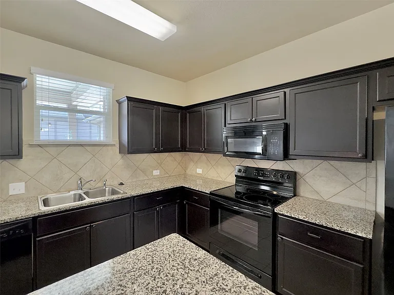 713 Katmai Cir — Photo 15