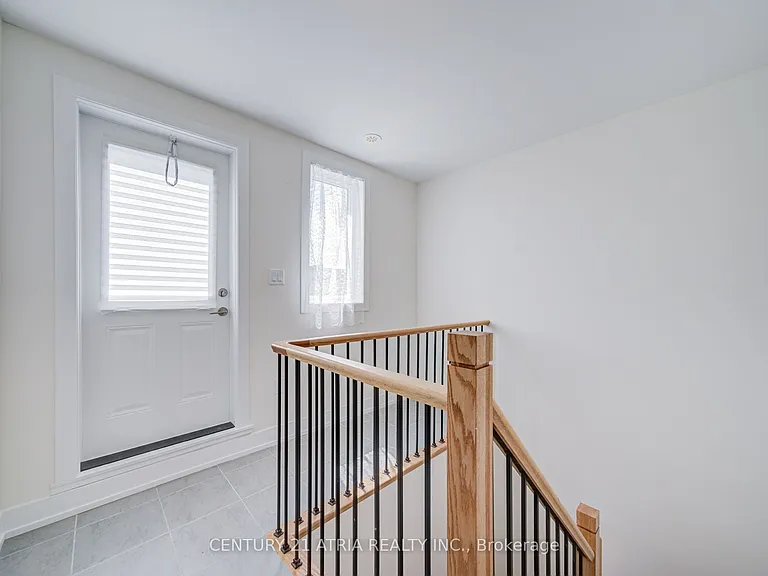 1 Bond Cres #1 — Photo 43