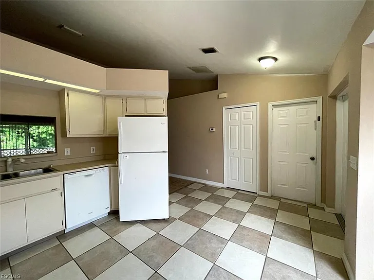 908 W Cape Coral Pkwy — Photo 12