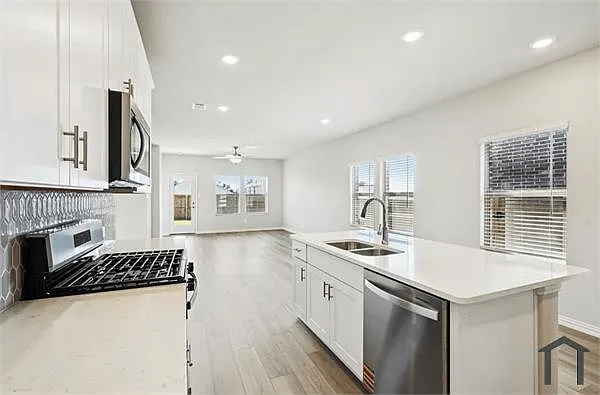 802 Leavenworth Dr — Photo 4