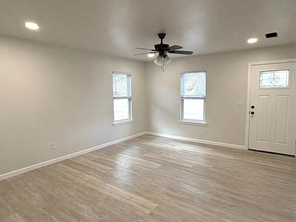 3 bed, 1.0 bath, 1000 sqft, $1,995 — Photo 3