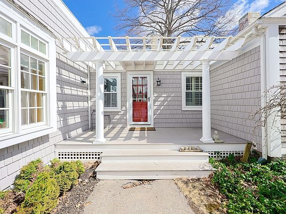 3rd image of 549 Summer St