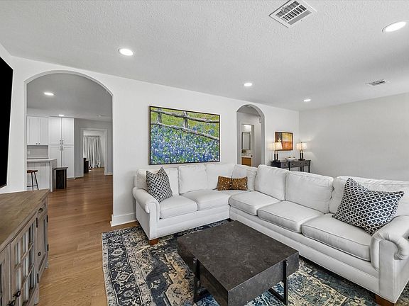 4th image of 2018 Libbey Dr