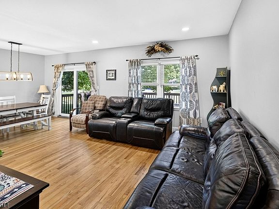 5th image of 31 Chelsea Cir