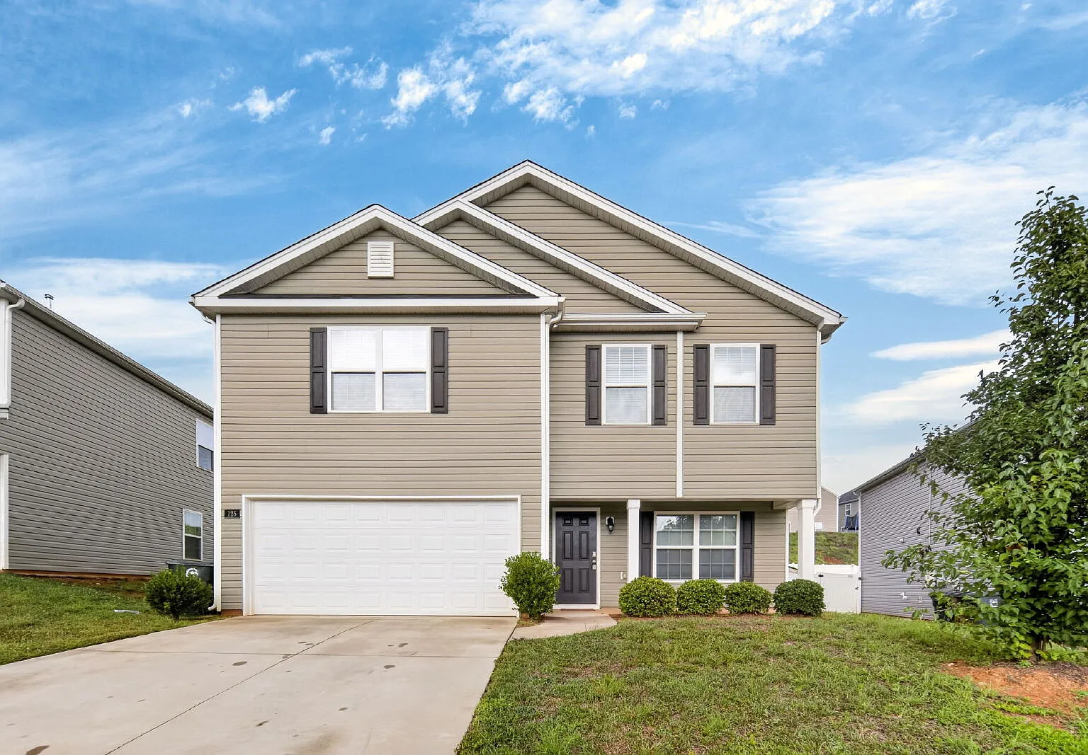 3 bed, 2.5 bath, 2243 sqft, $1,899 — Photo 2