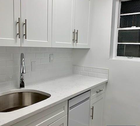 4th image of 204 E 77th St APT 5D
