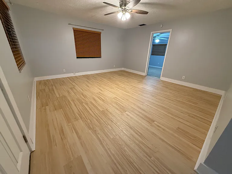 1016 W Indiana Ave — Photo 36