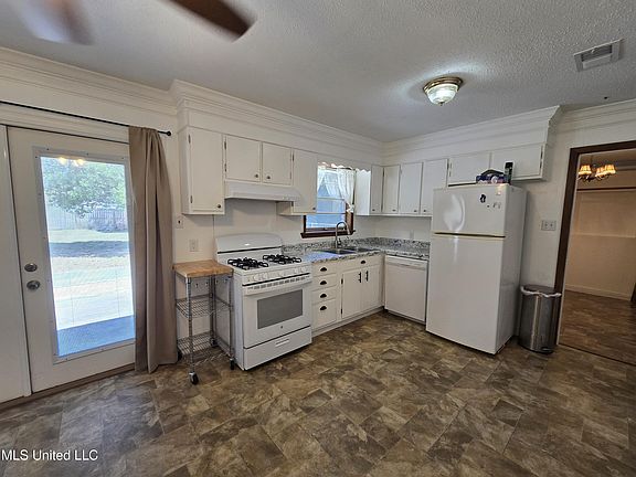 3rd image of 340 Greenwood Dr