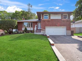 72 Winthrop Rd, Plainview, NY 11803