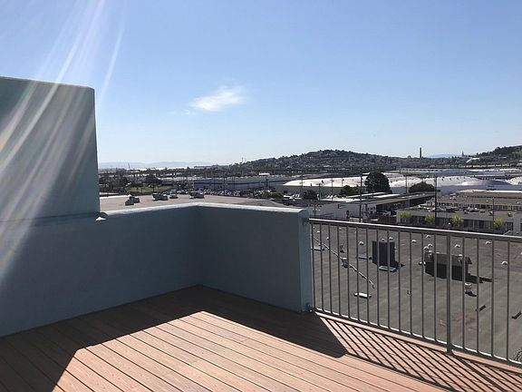 4th image of 2131 26th St Unit 301