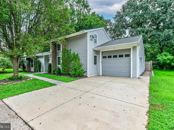 132 E Meadowland Ln, Sterling, VA 20164