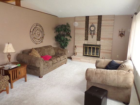 3rd image of 216 W Riverview Dr
