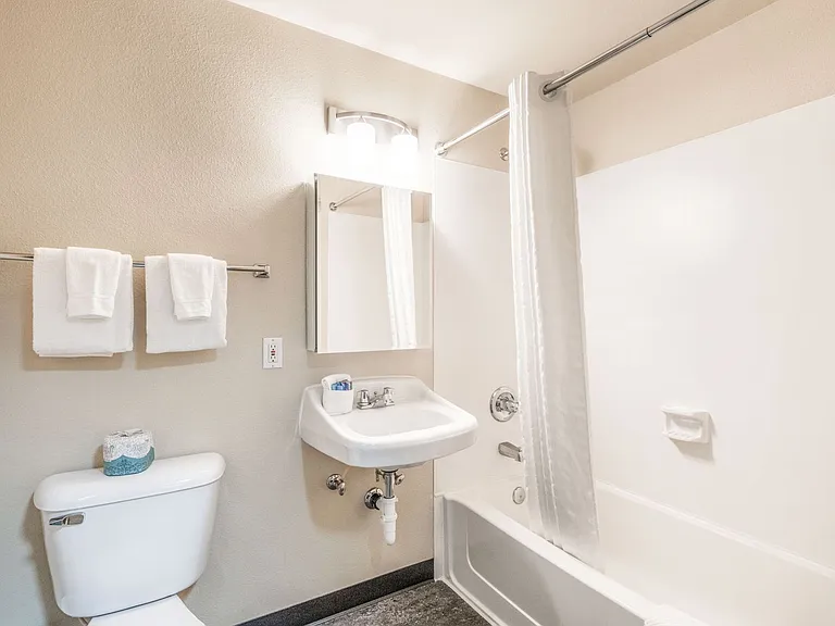 Pacific Inn Apartments — Photo 18
