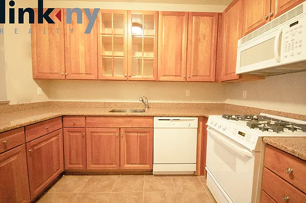 Rented by Link NY Realty | media 4
