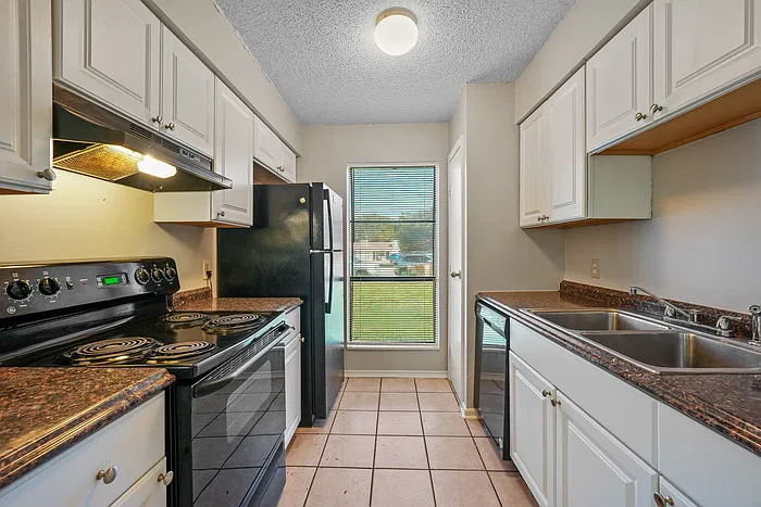 2 bed, 1.0 bath, 891 sqft, $1,295 — Photo 3
