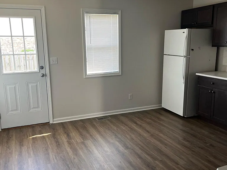 111 Genoa Dr — Photo 2