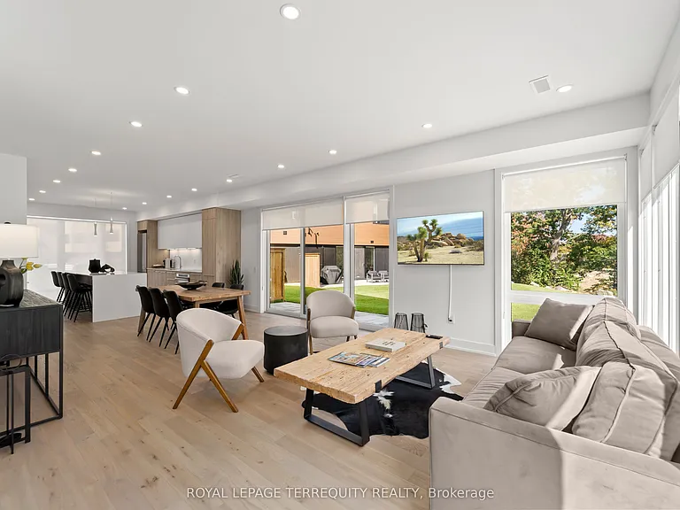 35 Rockmount Cres — Photo 16