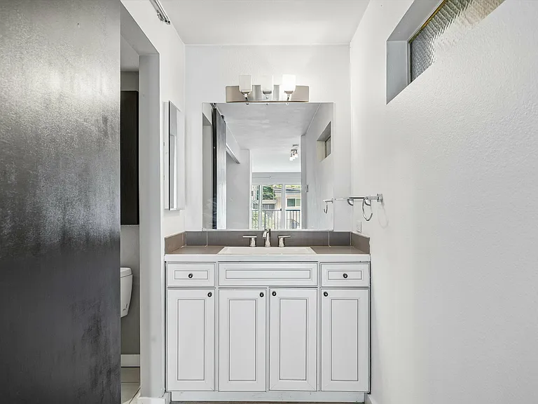511 E Roy St #213 — Photo 9