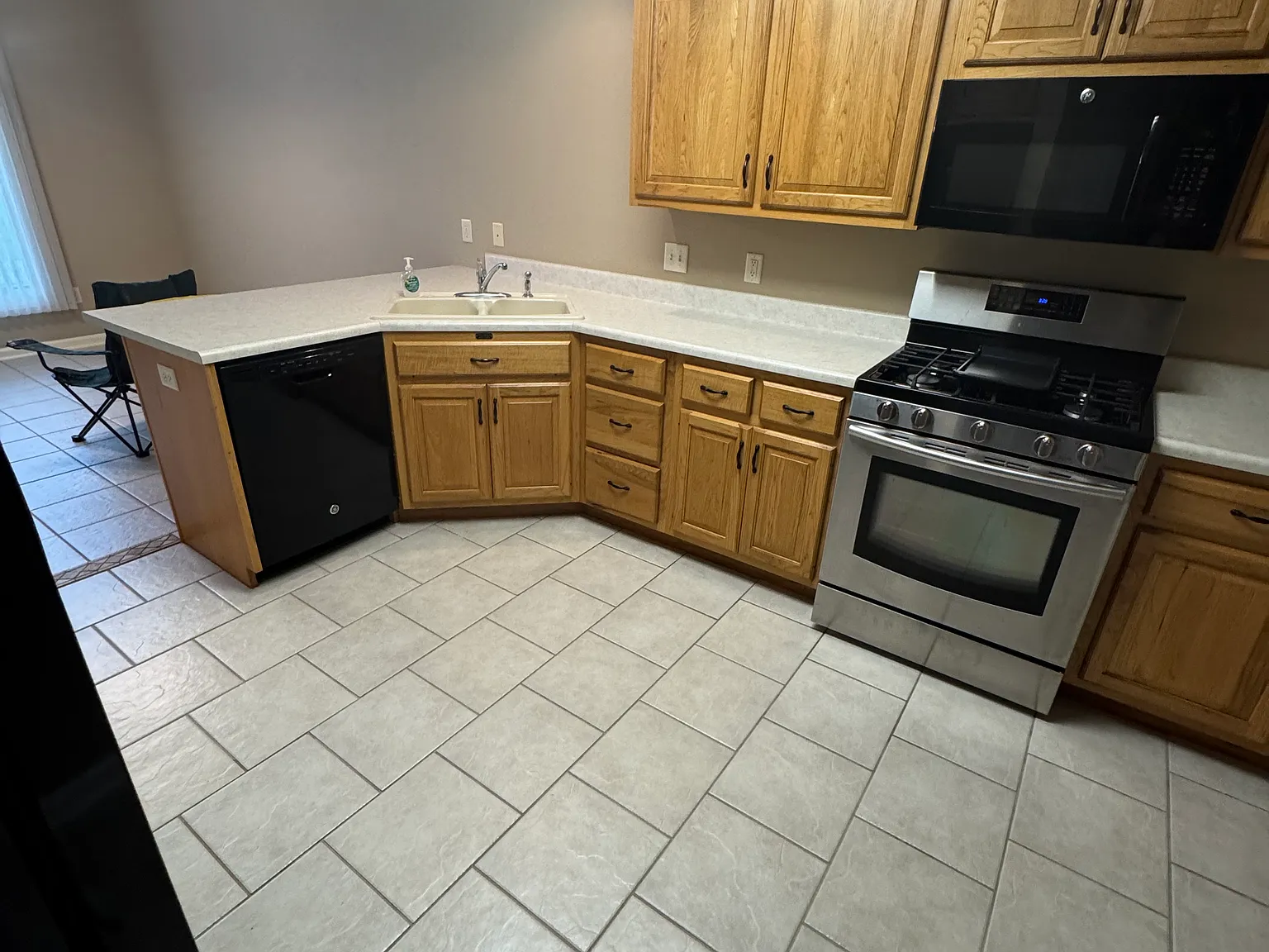 2 bed, 1300 sqft, $1,800 — Photo 2